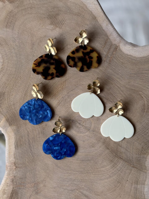 Les boucles d'oreilles Alba se déclinent en plusieurs coloris.