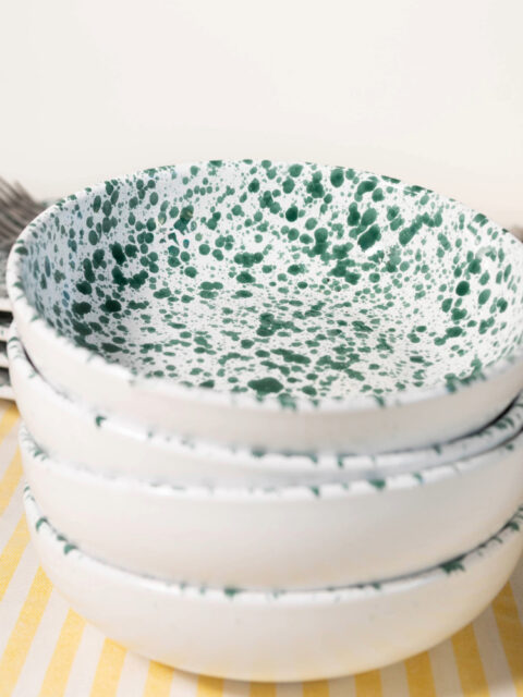 Assiette creuse à points verts